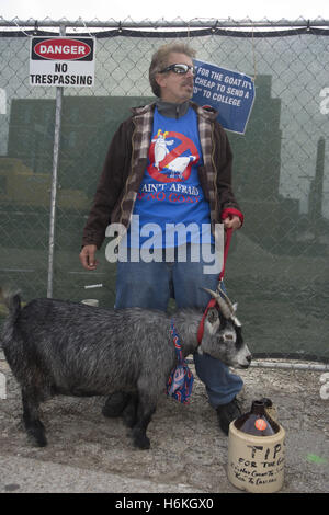 Chicago, IL, Stati Uniti d'America. 30 ott 2016. I fan del Cubs raccogliere vicino a Wrigley Field il 30 ottobre 2016. Il quinto gioco della serie mondiale avviene a ''l'amichevole confini.'' su Chicago il lato nord. I cuccioli devono vincere in questo gioco per rimanere nella serie. Punteggio di gioco della serie a data è Cleveland Indians 3 ai cubs 1. Ci sono stati alcuni siti insolita intorno allo stadio - un capro vivo ricordando le persone del caprone maledizione, Teddy Roosevelt camminano intorno e Harry portare e Ron Santo statue cuccioli di indossare magliette. Foto di Joe Roetter con la sua capra, Millie (credito Immagine: © Karen I. Hirsch via ZUMA Wir Foto Stock