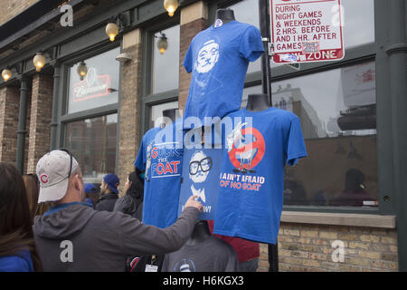 Chicago, IL, Stati Uniti d'America. 30 ott 2016. I fan del Cubs raccogliere vicino a Wrigley Field il 30 ottobre 2016. Il quinto gioco della serie mondiale avviene a ''l'amichevole confini.'' su Chicago il lato nord. I cuccioli devono vincere in questo gioco per rimanere nella serie. Punteggio di gioco della serie a data è Cleveland Indians 3 ai cubs 1. Ci sono stati alcuni siti insolita intorno allo stadio - un capro vivo ricordando le persone del caprone maledizione, Teddy Roosevelt camminano intorno e Harry portare e Ron Santo statue cuccioli di indossare magliette. Credito: Karen I. Hirsch/ZUMA filo/Alamy Live News Foto Stock