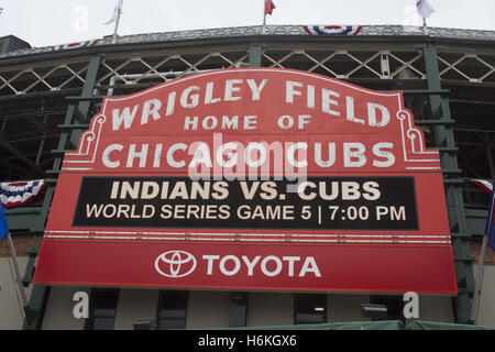 Chicago, IL, Stati Uniti d'America. 30 ott 2016. I fan del Cubs raccogliere vicino a Wrigley Field il 30 ottobre 2016. Il quinto gioco della serie mondiale avviene a ''l'amichevole confini.'' su Chicago il lato nord. I cuccioli devono vincere in questo gioco per rimanere nella serie. Punteggio di gioco della serie a data è Cleveland Indians 3 ai cubs 1. Ci sono stati alcuni siti insolita intorno allo stadio - un capro vivo ricordando le persone del caprone maledizione, Teddy Roosevelt camminano intorno e Harry portare e Ron Santo statue cuccioli di indossare magliette. Credito: Karen I. Hirsch/ZUMA filo/Alamy Live News Foto Stock