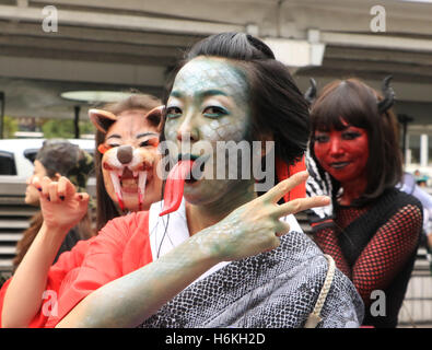 Kawasaki, Giappone. 30 ott 2016. I partecipanti indossano costumi prendere parte in una parata di Halloween su una strada di Kawasaki, suburbana Tokyo domenica, 30 ottobre 2016. 130.000 visitatori guardato la strada sfilata in costume in cui circa 2.600 persone hanno preso parte. Credito: Yoshio Tsunoda/AFLO/Alamy Live News Foto Stock