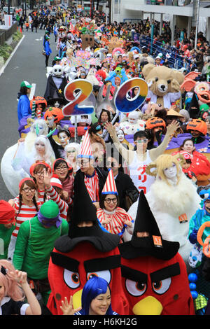 Kawasaki, Giappone. 30 ott 2016. I partecipanti indossano costumi prendere parte in una parata di Halloween su una strada di Kawasaki, suburbana Tokyo domenica, 30 ottobre 2016. 130.000 visitatori guardato la strada sfilata in costume in cui circa 2.600 persone hanno preso parte. Credito: Yoshio Tsunoda/AFLO/Alamy Live News Foto Stock