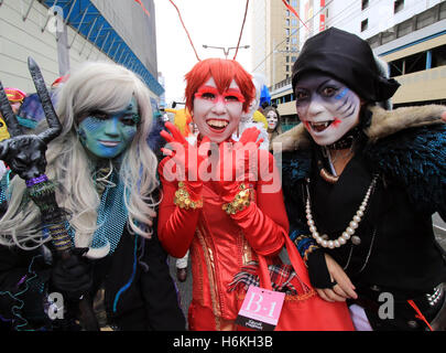 Kawasaki, Giappone. 30 ott 2016. I partecipanti indossano costumi prendere parte in una parata di Halloween su una strada di Kawasaki, suburbana Tokyo domenica, 30 ottobre 2016. 130.000 visitatori guardato la strada sfilata in costume in cui circa 2.600 persone hanno preso parte. Credito: Yoshio Tsunoda/AFLO/Alamy Live News Foto Stock