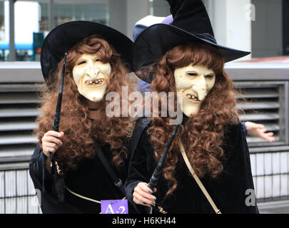 Kawasaki, Giappone. 30 ott 2016. I partecipanti indossano costumi prendere parte in una parata di Halloween su una strada di Kawasaki, suburbana Tokyo domenica, 30 ottobre 2016. 130.000 visitatori guardato la strada sfilata in costume in cui circa 2.600 persone hanno preso parte. Credito: Yoshio Tsunoda/AFLO/Alamy Live News Foto Stock