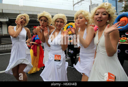 Kawasaki, Giappone. 30 ott 2016. I partecipanti indossano costumi prendere parte in una parata di Halloween su una strada di Kawasaki, suburbana Tokyo domenica, 30 ottobre 2016. 130.000 visitatori guardato la strada sfilata in costume in cui circa 2.600 persone hanno preso parte. Credito: Yoshio Tsunoda/AFLO/Alamy Live News Foto Stock