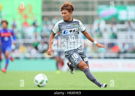 Tokyo, Giappone. 30 ott 2016. Ryo Iida (Sagamihara) calcio /Soccer : 2016 J3 League match tra F.C.Tokyo U-23 4-1 SC Sagamihara a Ajinomoto Nishigaoka Campo a Tokyo in Giappone . © Giovanni Osada AFLO/sport/Alamy Live News Foto Stock