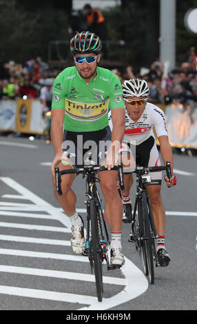 Saitama, Giappone. 29 ott 2016. Ciclista slovacco Peter Sagan di Tinkoff attraversa la linea del traguardo come egli vince il Criterium Saitama mentre il Giappone Sho Hatsuyama di Bridgestone ancora terminato il secondo sabato 29 ottobre, 2016. Tour de France sprint campione ha vinto la gara principale. © Yoshio Tsunoda/AFLO/Alamy Live News Foto Stock