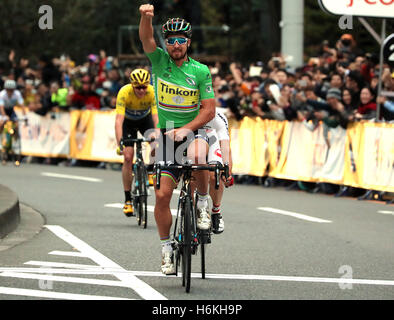 Saitama, Giappone. 29 ott 2016. Ciclista slovacco Peter Sagan di Tinkoff solleva il pugno come egli vince il Criterium Saitama il Sabato, Ottobre 29, 2016. Tour de France sprint campione ha vinto la gara principale. © Yoshio Tsunoda/AFLO/Alamy Live News Foto Stock