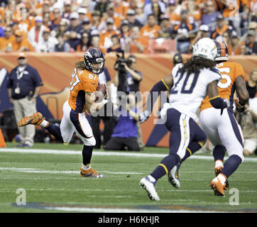 Denver, Colorado, Stati Uniti d'America. 30 ott 2016. Broncos WR JOARDAN TAYLOR, sinistra, si ritiene che le catture di un passaggio durante la 1a. Mezza a autorità sportive Field at Mile High domenica pomeriggio. I Broncos battere i caricatori 27-19. Credito: Hector Acevedo/ZUMA filo/Alamy Live News Foto Stock