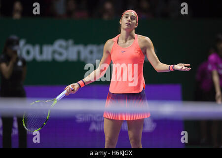 Singapore, 30 ott 2016. Caroline Garcia (FRA) in azione nel raddoppia semifinale semifinale al BNP PARIBAS WTA Finals Singapore 2016 presso lo stadio al coperto il 29 Ott 2016. Credito: Haruhiko Otsuka/AFLO/Alamy Live News Foto Stock