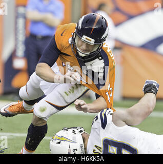 Denver, Colorado, Stati Uniti d'America. 30 ott 2016. Broncos QB TREVOR SIEMIAN, top, prepara per ottenere buttati a terra dal caricabatterie DE JOEY BOSA, inferiore durante la 2a. Mezza a autorità sportive Field at Mile High domenica pomeriggio. I Broncos battere i caricatori 27-19. Credito: Hector Acevedo/ZUMA filo/Alamy Live News Foto Stock