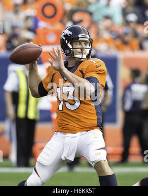 Denver, Colorado, Stati Uniti d'America. 30 ott 2016. Broncos QB TREVOR SIEMIAN si prepara a lanciare un pass durante la 1a. Mezza a autorità sportive Field at Mile High domenica pomeriggio. I Broncos battere i caricatori 27-19. Credito: Hector Acevedo/ZUMA filo/Alamy Live News Foto Stock