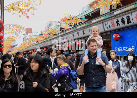 Tokyo, Giappone. 31 ott 2016. I turisti stranieri che godono di gite turistiche e di shopping a Tokyo è il quartiere di Asakusa Lunedì 31 Ottobre, 2016. I visitatori stranieri in Giappone e rabboccato 20 milioni in questo anno, Giappone Turismo Agency ha annunciato. Quest'anno il numero di turisti ha superato il record dello scorso anno di 19.74 milioni nel tenmonths. © Yoshio Tsunoda/AFLO/Alamy Live News Foto Stock