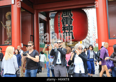 Tokyo, Giappone. 31 ott 2016. I turisti stranieri che godono di gite turistiche e di shopping a Tokyo è il quartiere di Asakusa Lunedì 31 Ottobre, 2016. I visitatori stranieri in Giappone e rabboccato 20 milioni in questo anno, Giappone Turismo Agency ha annunciato. Quest'anno il numero di turisti ha superato il record dello scorso anno di 19.74 milioni nel tenmonths. © Yoshio Tsunoda/AFLO/Alamy Live News Foto Stock