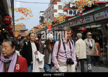 Tokyo, Giappone. 31 ott 2016. I turisti stranieri che godono di gite turistiche e di shopping a Tokyo è il quartiere di Asakusa Lunedì 31 Ottobre, 2016. I visitatori stranieri in Giappone e rabboccato 20 milioni in questo anno, Giappone Turismo Agency ha annunciato. Quest'anno il numero di turisti ha superato il record dello scorso anno di 19.74 milioni nel tenmonths. © Yoshio Tsunoda/AFLO/Alamy Live News Foto Stock