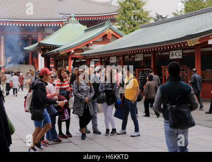 Tokyo, Giappone. 31 ott 2016. I turisti stranieri che godono di gite turistiche e di shopping a Tokyo è il quartiere di Asakusa Lunedì 31 Ottobre, 2016. I visitatori stranieri in Giappone e rabboccato 20 milioni in questo anno, Giappone Turismo Agency ha annunciato. Quest'anno il numero di turisti ha superato il record dello scorso anno di 19.74 milioni nel tenmonths. © Yoshio Tsunoda/AFLO/Alamy Live News Foto Stock