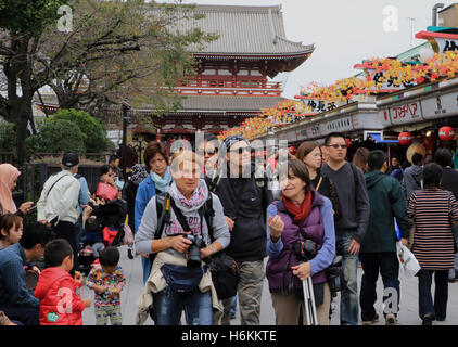 Tokyo, Giappone. 31 ott 2016. I turisti stranieri che godono di gite turistiche e di shopping a Tokyo è il quartiere di Asakusa Lunedì 31 Ottobre, 2016. I visitatori stranieri in Giappone e rabboccato 20 milioni in questo anno, Giappone Turismo Agency ha annunciato. Quest'anno il numero di turisti ha superato il record dello scorso anno di 19.74 milioni nel tenmonths. © Yoshio Tsunoda/AFLO/Alamy Live News Foto Stock