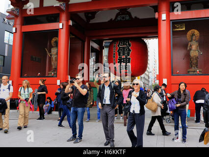 Tokyo, Giappone. 31 ott 2016. I turisti stranieri che godono di gite turistiche e di shopping a Tokyo è il quartiere di Asakusa Lunedì 31 Ottobre, 2016. I visitatori stranieri in Giappone e rabboccato 20 milioni in questo anno, Giappone Turismo Agency ha annunciato. Quest'anno il numero di turisti ha superato il record dello scorso anno di 19.74 milioni nel tenmonths. © Yoshio Tsunoda/AFLO/Alamy Live News Foto Stock