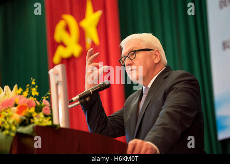 Hanoi, Vietnam. 31 ott 2016. Il Ministro degli esteri tedesco Frank-Walter Steinmeier parla agli studenti durante la fase di apertura della giornata di studio " tedesca e la legge europea" presso il collegio di legge ad Hanoi, Vietnam, 31 ottobre 2016. Steinmeier è visitare la Repubblica socialista del Vietnam durante la tre giorni di viaggio. Foto: GREGOR FISCHER/dpa/Alamy Live News Foto Stock