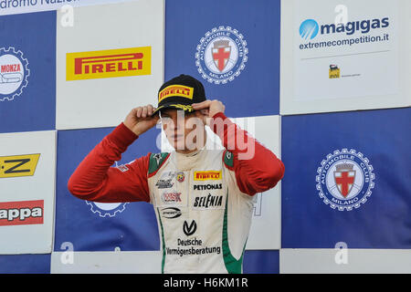 Sul circuito di Monza, Monza, Italia. 30 ott 2016. MicK Schumacher festeggia sul podio dopo aver vinto l'italiano F4 Championship sul circuito di Monza il credito: Azione Plus sport/Alamy Live News Foto Stock