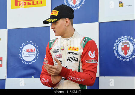 Sul circuito di Monza, Monza, Italia. 30 ott 2016. MicK Schumacher festeggia sul podio dopo aver vinto l'italiano F4 Championship sul circuito di Monza il credito: Azione Plus sport/Alamy Live News Foto Stock