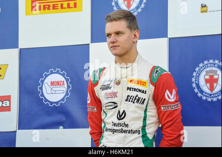 Sul circuito di Monza, Monza, Italia. 30 ott 2016. MicK Schumacher festeggia sul podio dopo aver vinto l'italiano F4 Championship sul circuito di Monza il credito: Azione Plus sport/Alamy Live News Foto Stock