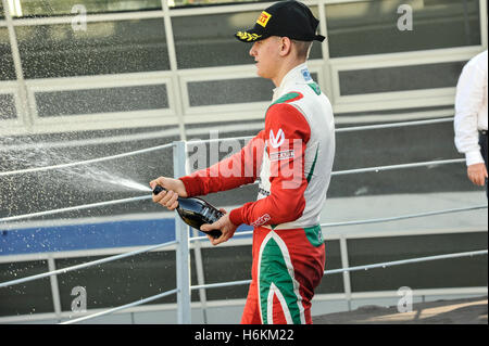 Sul circuito di Monza, Monza, Italia. 30 ott 2016. MicK Schumacher festeggia sul podio dopo aver vinto l'italiano F4 Championship sul circuito di Monza il credito: Azione Plus sport/Alamy Live News Foto Stock