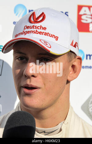 Sul circuito di Monza, Monza, Italia. 30 ott 2016. MicK Schumacher intervistato sul podio dopo aver vinto l'italiano F4 Championship sul circuito di Monza il credito: Azione Plus sport/Alamy Live News Foto Stock