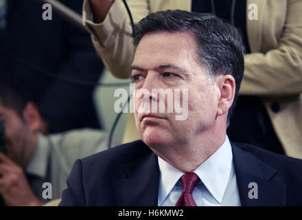 Washington, Stati Uniti d'America. 19 Luglio, 2016. Direttore dell'FBI James Comey guarda come presidente degli Stati Uniti Barack Obama incontra con lui e con il Procuratore Generale Lynch nell'Ufficio Ovale della Casa Bianca di Washington, DC il 19 luglio 2016. Credito: Dennis Brack/Piscina via CNP - nessun filo SERVICE - | in tutto il mondo di utilizzo © dpa/Alamy Live News Foto Stock