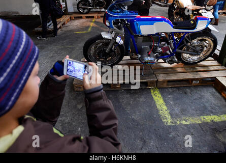 Praga, Repubblica Ceca. 29 ott 2016. Inizio di due giorni di mostra di motociclette di tutti guidare moto mostra e apertura della nuova sala polivalente per le persone creative che ha avuto luogo a Praga Repubblica Ceca, Ottobre 29, 2016. © Roman Vondrous/CTK foto/Alamy Live News Foto Stock