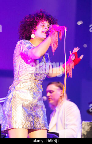 New Orleans, Louisiana, Stati Uniti d'America. 30 ott 2016. REGINE CHASSAGNE e vincere il maggiordomo di Arcade Fire eseguire live presso il Voodoo Music Arts esperienza a New Orleans, Louisiana Credito: Daniel DeSlover/ZUMA filo/Alamy Live News Foto Stock