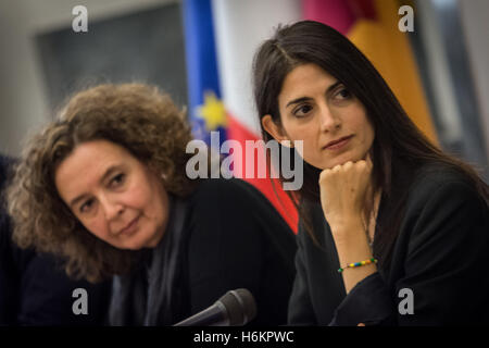 Roma, Italia. 31 ott 2016. Italia Roma 31 Ottobre 2016 conferenza stampa "Jornery di Rememebrance 'a Auschwutz e Birkenau, il sindaco di Roma Virginia Raggi, il presidente della comunità ebraica di Roma, Ruth Dureghello, il councilior a persona, scuola e comunità solidale, Laura Baldassarre, presidente della fondazione dell'Olocausto, Mario Venezia e il scentific direttore della fondazione dell'Olocausto Marcello pezzetti. Credito: Andrea Ronchini/Alamy Live News Foto Stock