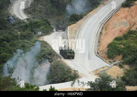Hong Kong. 31 ott 2016. La Hong Kong il Presidio del popolo cinese della Esercito di Liberazione (PLA) tiene un trapano militare nella regione amministrativa speciale di Hong Kong, Cina del sud, il 31 ottobre 2016. Credito: Lui Siu Wai/Xinhua/Alamy Live News Foto Stock