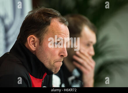 Nazionale tedesco giocatore di pallamano Steffen Faeth e coach Dagur Sigurdsson rispondendo alle domande dei giornalisti in Wetzlar, Germania, 31 ottobre 2016. La pallamano europea Campione di Germania si sta preparando per la prima partita di qualificazione del Campionato Europeo contro il Portogallo in Wetzlar. Foto: ANDREAS ARNOLD/dpa Foto Stock