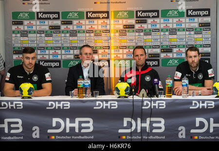 Pallamano giocatore nazionale Jannik Kohlbacher (l-r), portavoce stampa Tim Oliver Kalle, pullman Dagur Sigurdsson e pallamano nazionale player Steffen Faeth rispondendo alle domande dei giornalisti in Wetzlar, Germania, 31 ottobre 2016. La pallamano europea Campione di Germania si sta preparando per la prima partita di qualificazione del Campionato Europeo contro il Portogallo in Wetzlar. Foto: ANDREAS ARNOLD/dpa Foto Stock