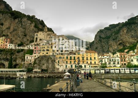 Cielo tempestoso oltre la città italiana di Amalfi preso dal molo. Foto Stock