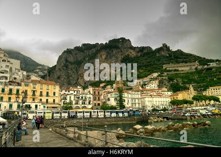 Cielo tempestoso oltre la città italiana di Amalfi preso dal molo. Foto Stock