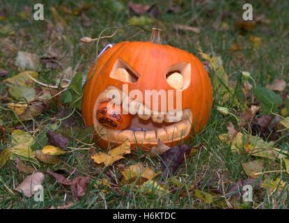 Zucca di Halloween volto scolpito stagione autunnale Foto Stock