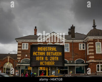 I treni del sud a Clapham Junction nel caos dei " commuters " Foto Stock