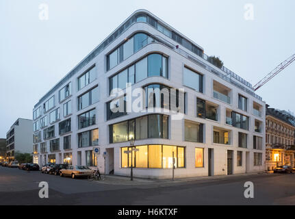 Nuovo e moderno appartamento di lusso e edificio commerciale su Linienstrasse, nel quartiere Mitte Berlino Germania Foto Stock