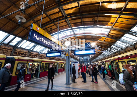 La piattaforma e i treni di superficie S-Bahn a Hackescher Markt della stazione ferroviaria di Berlino Germania Foto Stock