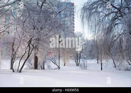 Sunny winter city. Coperte di neve scena urbana in Bielorussia Foto Stock