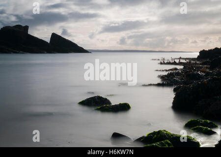 A n immagine di Clachtoll bay e Split Rock usando un arresto 10 filtro per creare l'illusione di movimento. Foto Stock