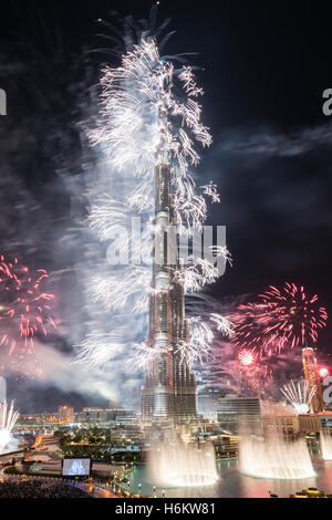 Fuochi d'artificio sparato dal Burj Khalifa Tower a mezzanotte del 31 dicembre 2013 per celebrare il nuovo anno 2014 in Dubai United Arab Emirat Foto Stock