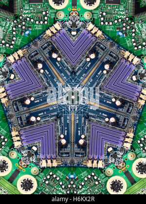 Un caleidoscopio immagine fatta dall'interno di un computer - la sua scheda madre, chip di computer e componenti elettronici. Foto Stock