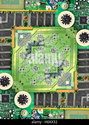 Un caleidoscopio immagine fatta dall'interno di un computer - la sua scheda madre, chip di computer e componenti elettronici. Foto Stock