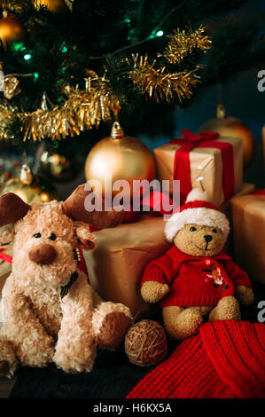 Doni sotto l'albero di Natale. Sfondo di natale Foto Stock