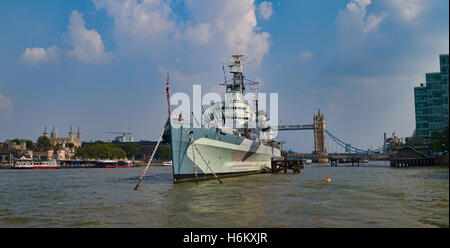 HMS Belfast nella parte anteriore del Tower Bridge e la Torre di Londra Foto Stock