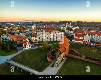 Kaunas, Lituania: antenna vista dall'alto della città vecchia e del castello Foto Stock