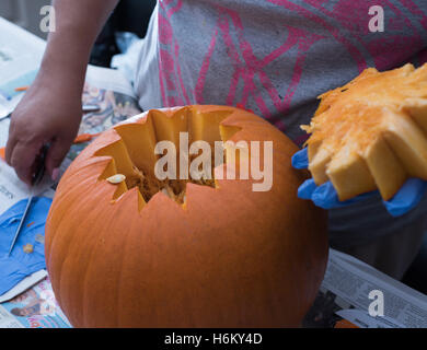 La zucca carving- la parte superiore si stacca Foto Stock