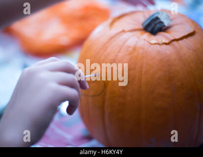 La zucca carving- taglio Foto Stock